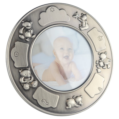 Fotoram Nallar rund med dopmotiv i tennfinish i tenn 17 cm